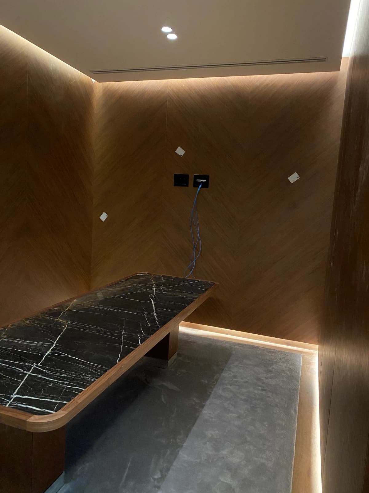 Cove lighting in meeting room